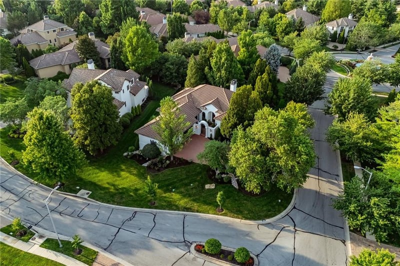 3240 138th Ter, Leawood, KS 66224