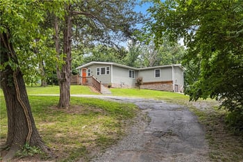 5701 E 56th St, Kansas City, MO 64130