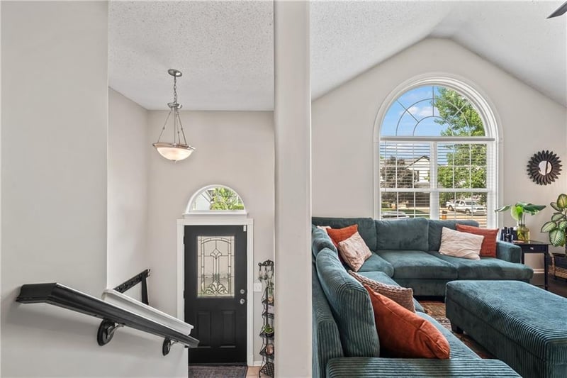 612 Cumberland Dr, Blue Springs, MO 64014