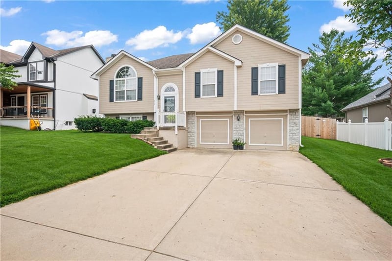 612 Cumberland Dr, Blue Springs, MO 64014