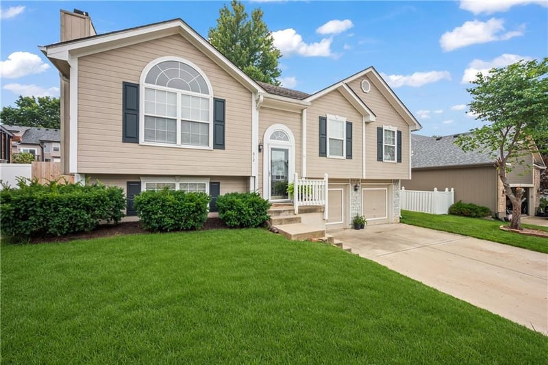 612 Cumberland Dr, Blue Springs, MO 64014