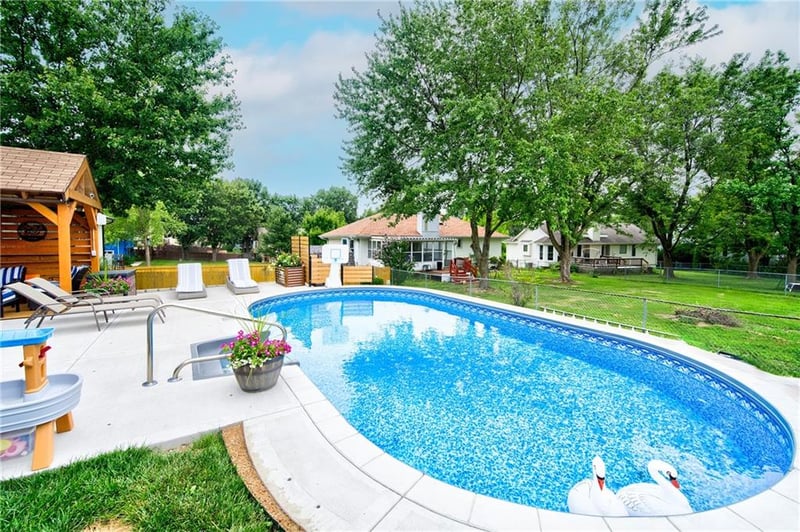 1743 Ridgeview Dr, Lee's Summit, MO 64086
