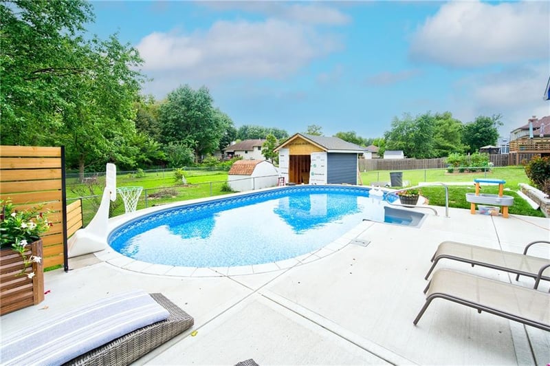 1743 Ridgeview Dr, Lee's Summit, MO 64086