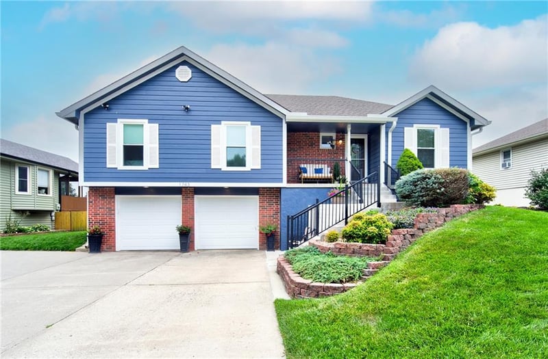 1743 Ridgeview Dr, Lee's Summit, MO 64086