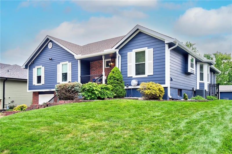 1743 Ridgeview Dr, Lee's Summit, MO 64086