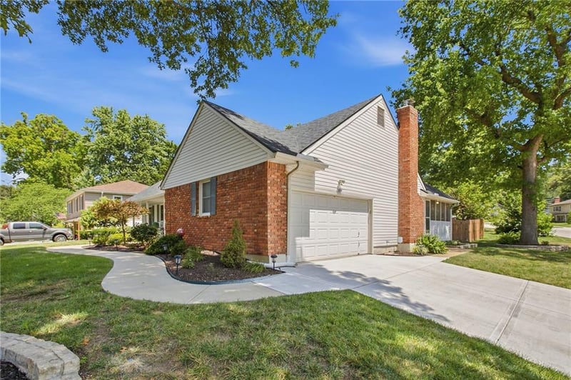 9239 Switzer Rd, Overland Park, KS 66214