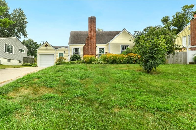 415 Moreland Dr, Oakwood Park, MO 64118