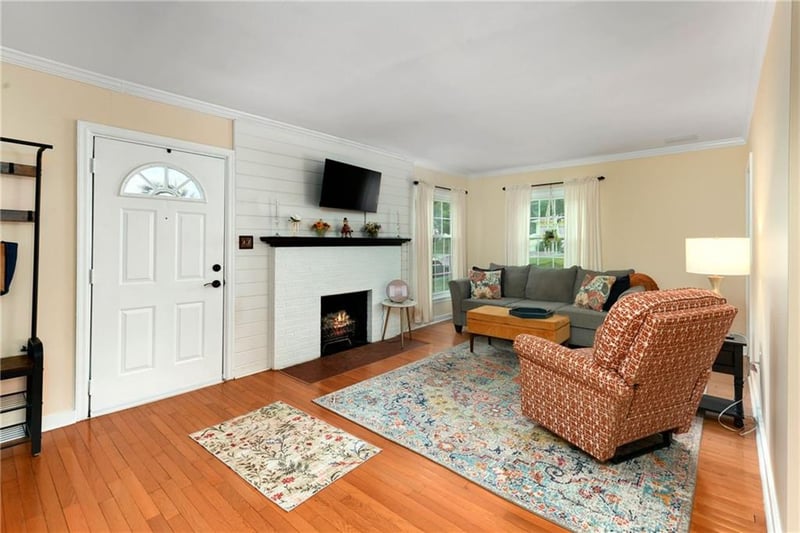 415 Moreland Dr, Oakwood Park, MO 64118