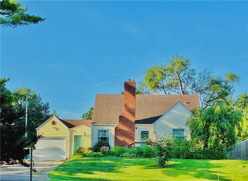 415 Moreland Dr, Oakwood Park, MO 64118