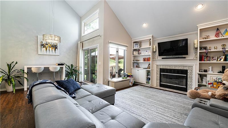 627 NW Timberbrooke Dr, Lee's Summit, MO 64081
