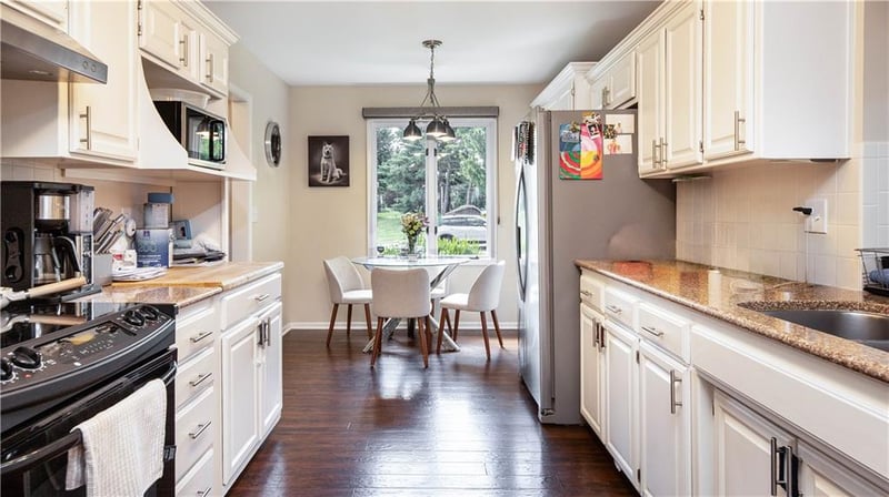 627 Timberbrooke Dr, Lee's Summit, MO 64081