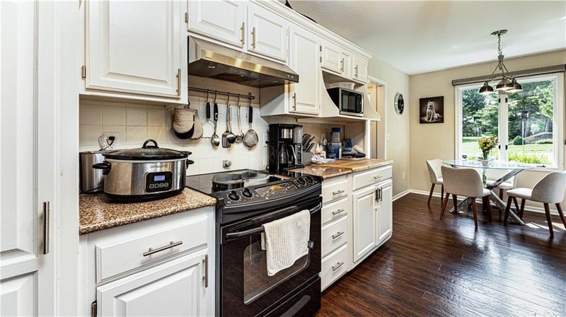 627 Timberbrooke Dr, Lee's Summit, MO 64081