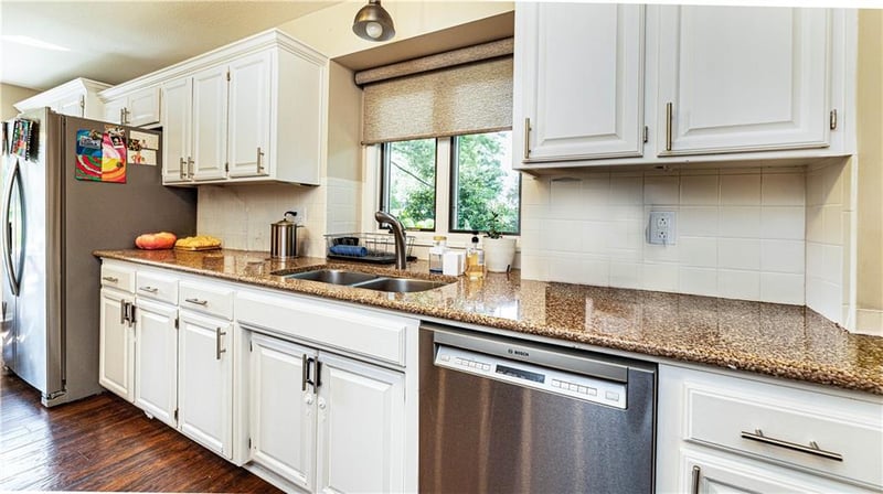 627 Timberbrooke Dr, Lee's Summit, MO 64081