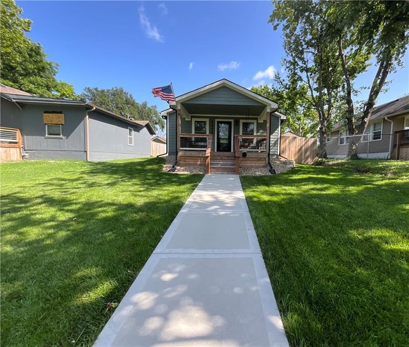 1118 Pacific Ave, Osawatomie, KS 66064