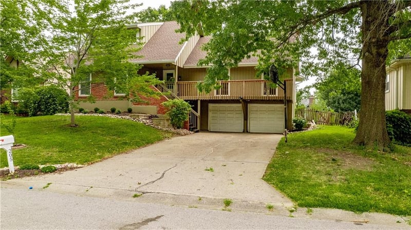 205 Noeleen Ln, Lee's Summit, MO 64086