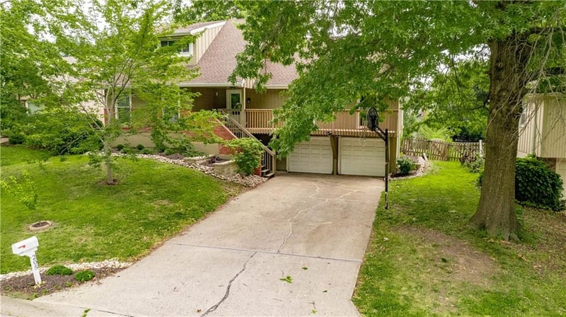 205 Noeleen Ln, Lee's Summit, MO 64086