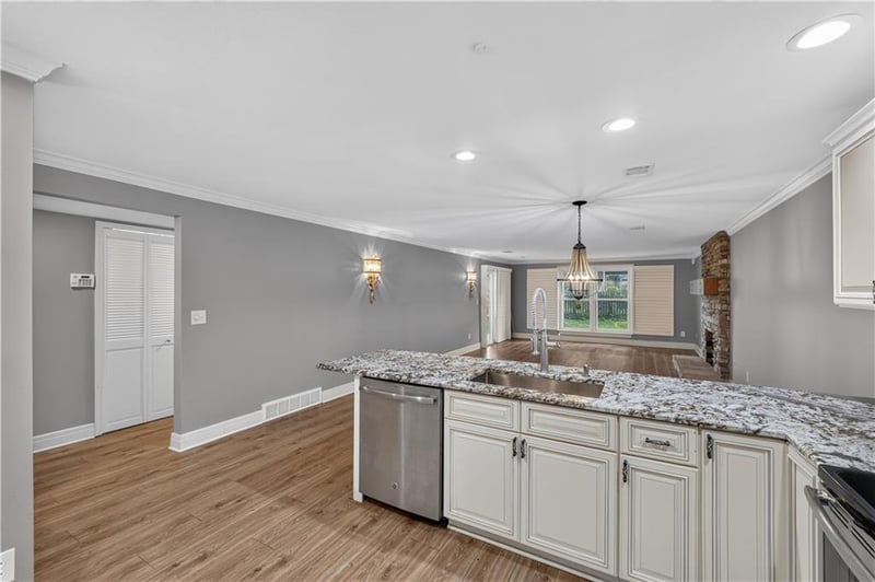 6728 109th St #B, Overland Park, KS 66211