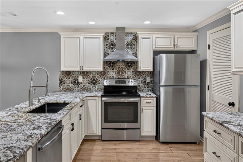 6728 109th St #B, Overland Park, KS 66211