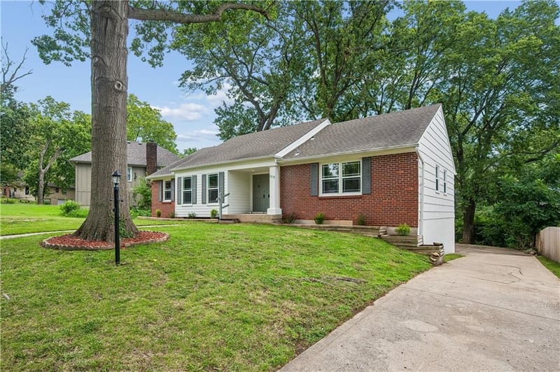 1313 E 98th Ter, Kansas City, MO 64131