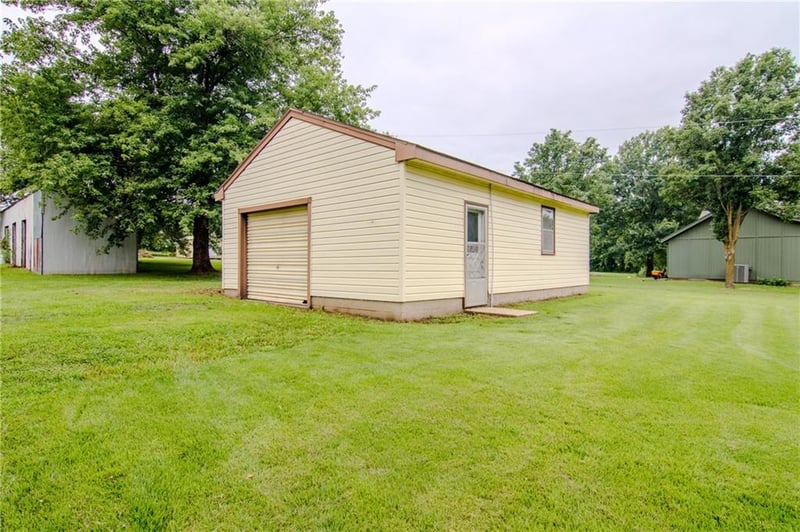 103 8th St, Garden City, MO 64747