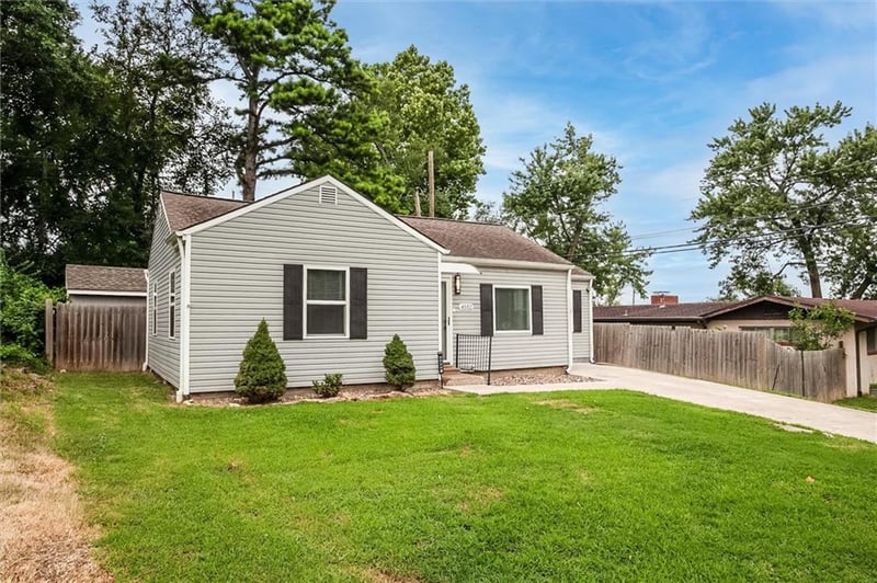 4552 Locust St, Kansas City, MO 64116