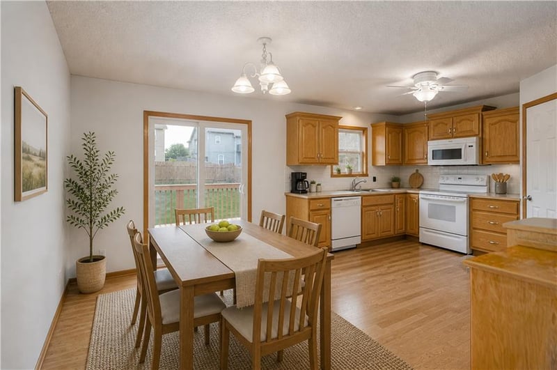 208 Hampton Dr, Smithville, MO 64089