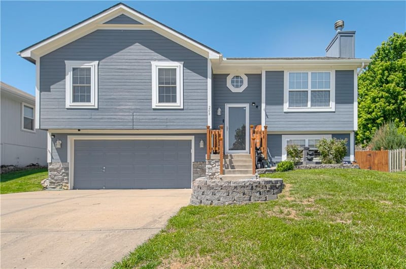 208 Hampton Dr, Smithville, MO 64089