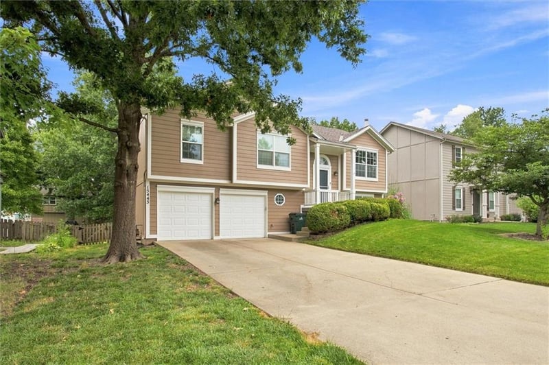 15443 Sturgeon Dr, Olathe, KS 66062