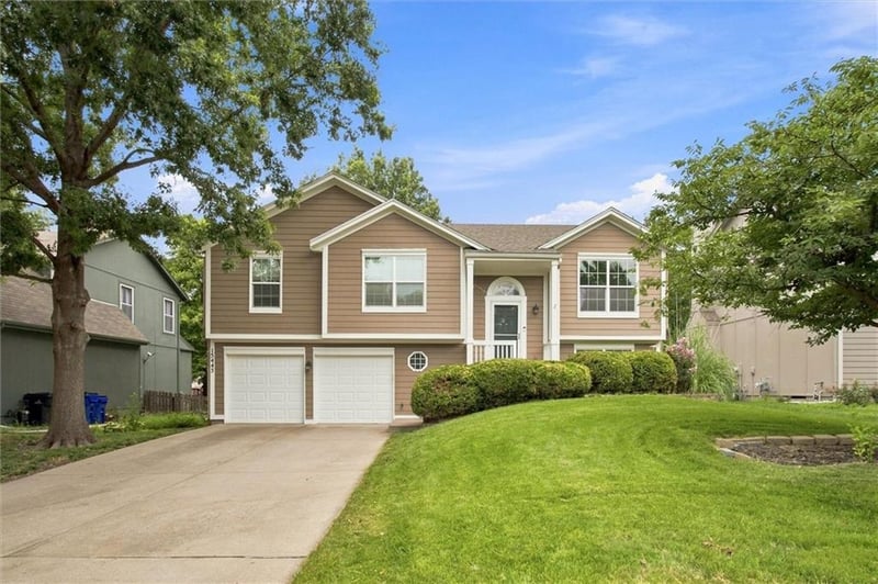15443 Sturgeon Dr, Olathe, KS 66062
