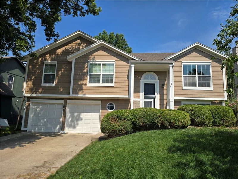 15443 Sturgeon Dr, Olathe, KS 66062