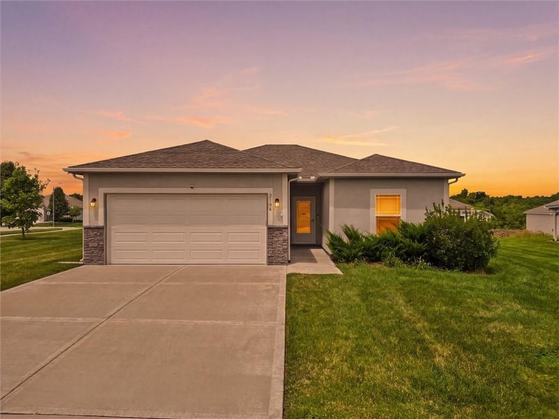 2104 Crestview Pl, Raymore, MO 64083