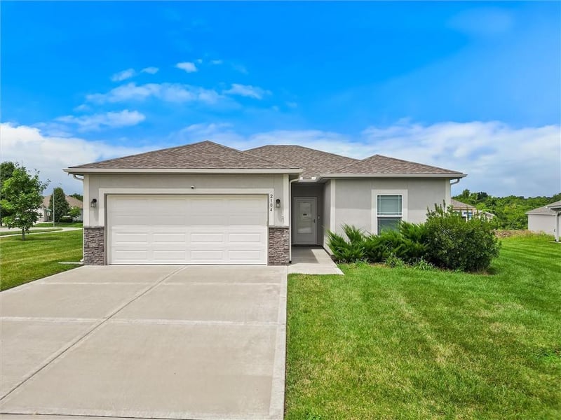 2104 Crestview Pl, Raymore, MO 64083