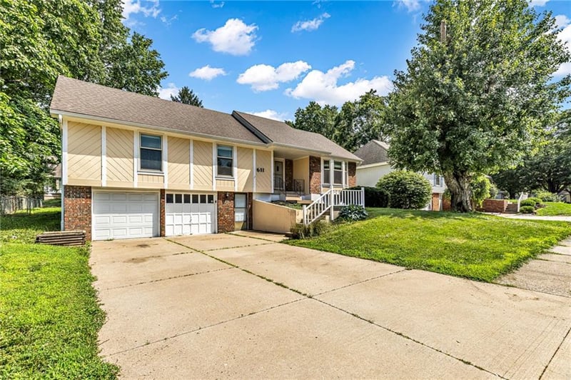 611 Murray Rd, Lee's Summit, MO 64081