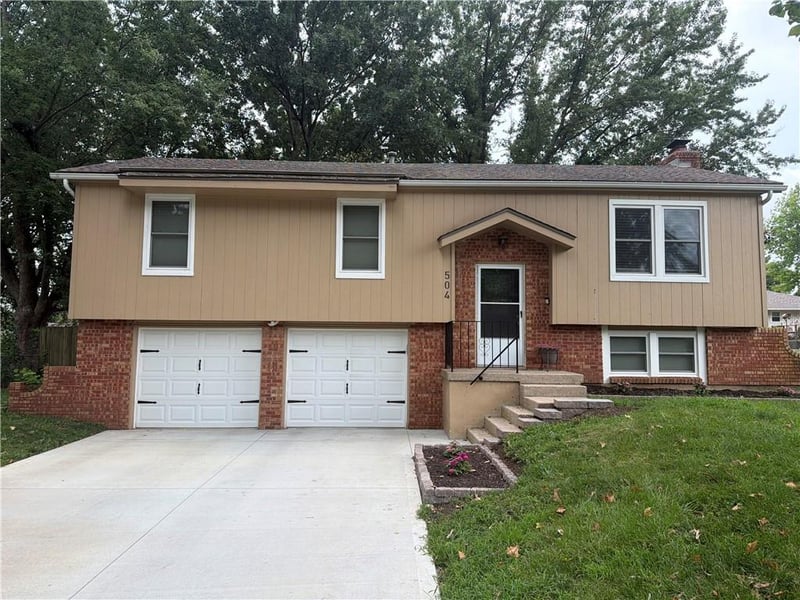 504 Killarney Ln, Blue Springs, MO 64014