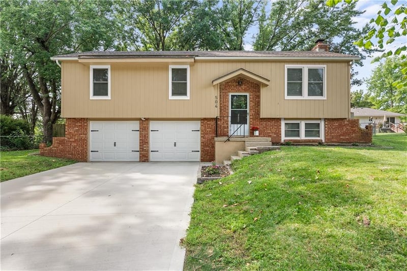 504 SW Killarney Ln, Blue Springs, MO 64014