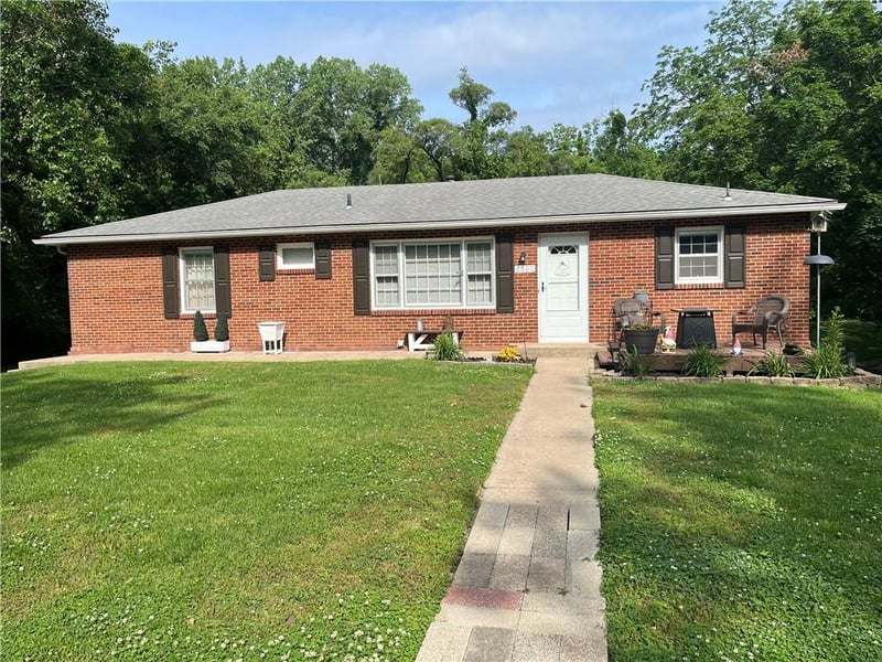 6600 Hamer Dr, Kansas City, MO 64118