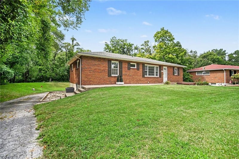 6600 Hamer Dr, Kansas City, MO 64118