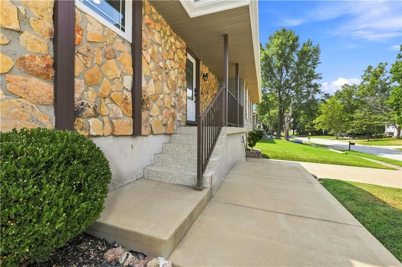 411 SE Claremont St, Lee's Summit, MO 64063