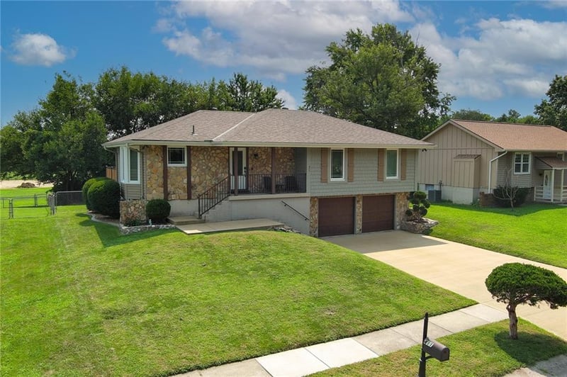 411 SE Claremont St, Lee's Summit, MO 64063