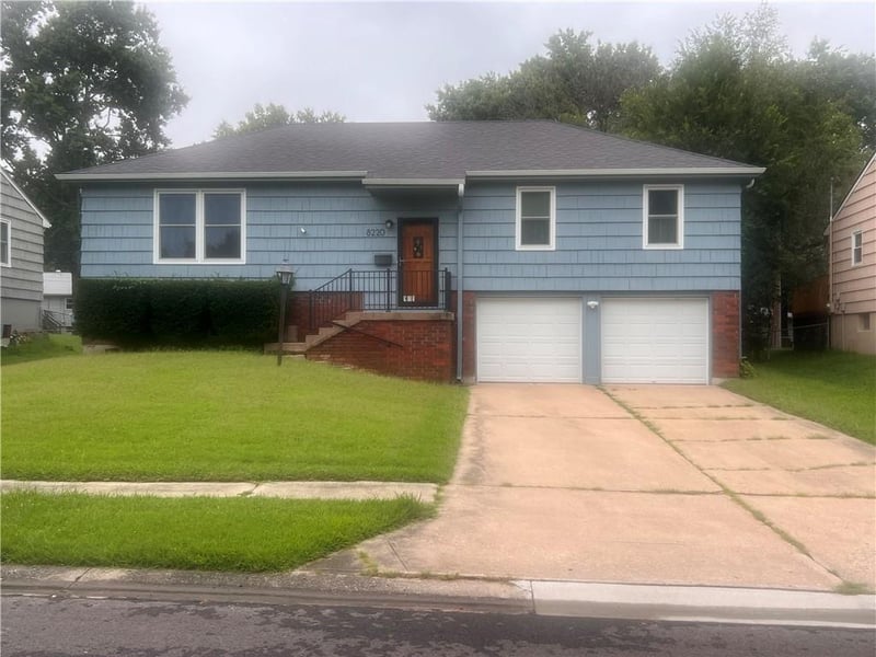 8220 134th St, Grandview, MO 64030