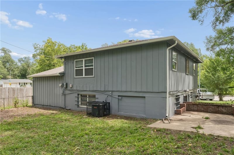 9505 Spring Valley Rd, Kansas City, MO 64134