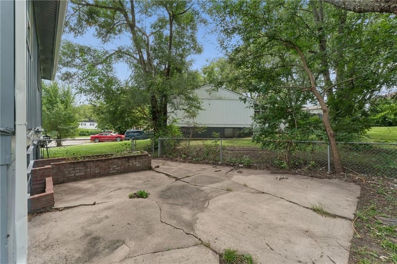 9505 Spring Valley Rd, Kansas City, MO 64134