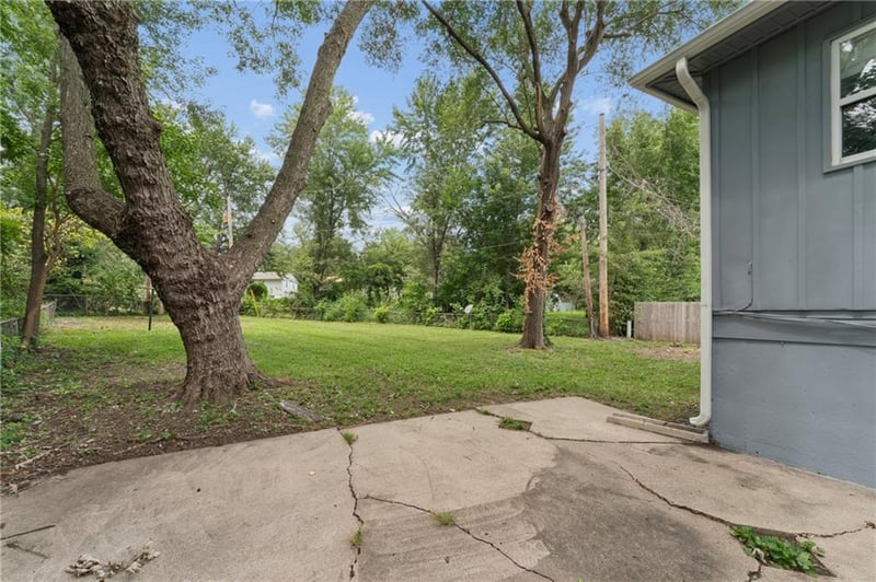 9505 Spring Valley Rd, Kansas City, MO 64134