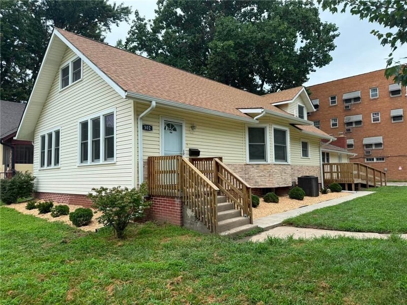 302 Noyes Blvd, St Joseph, MO 64501