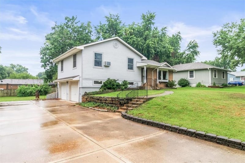 703 Maple St, Archie, MO 64725