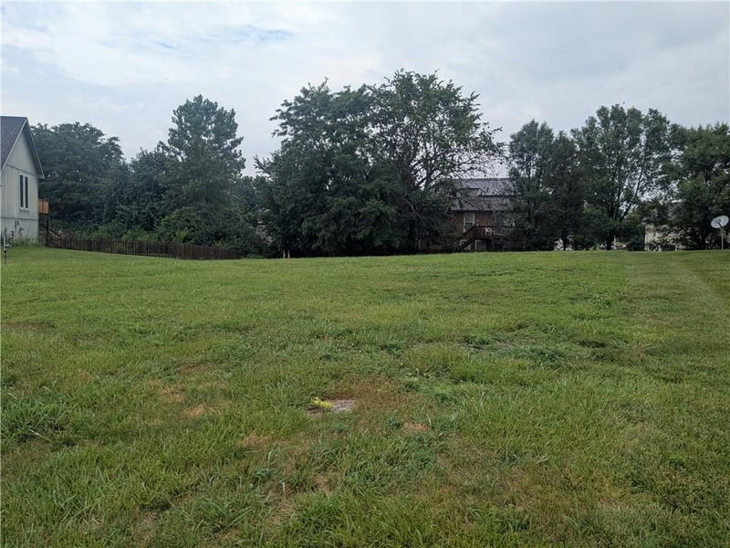 1249 Nagona Ln, Lee's Summit, MO 64082