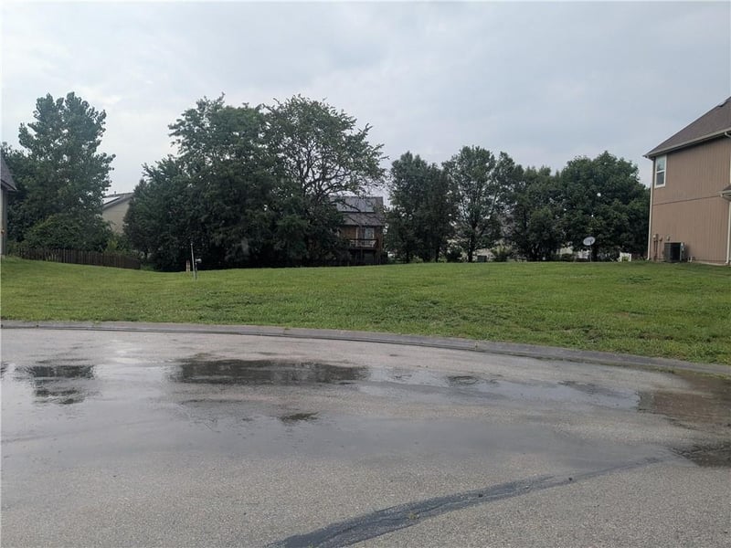 1249 Nagona Ln, Lee's Summit, MO 64082