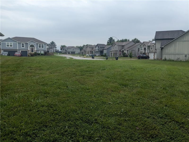 1249 Nagona Ln, Lee's Summit, MO 64082