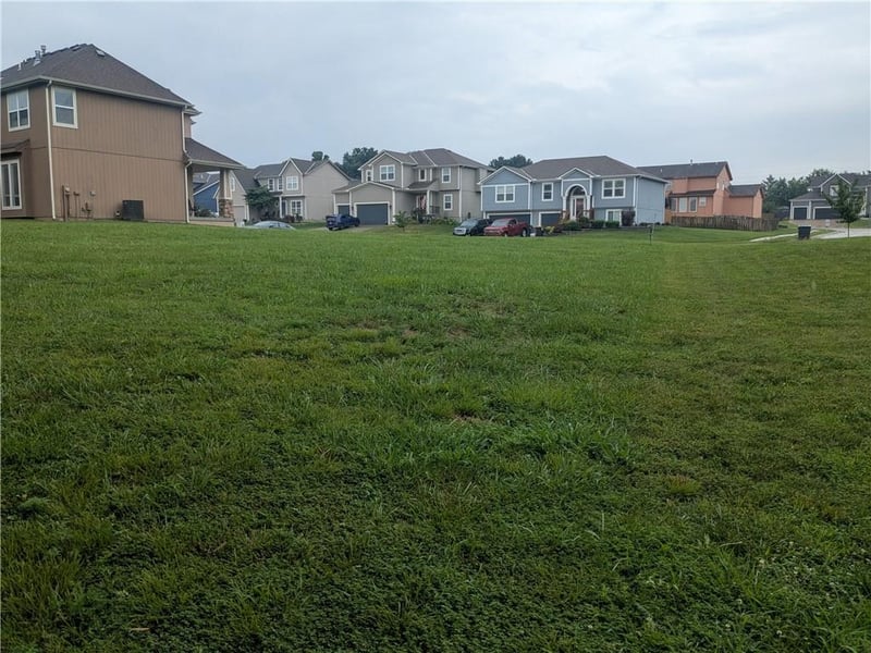 1249 Nagona Ln, Lee's Summit, MO 64082