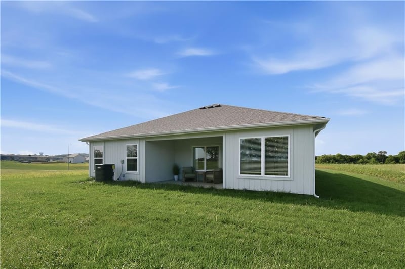 1604 SW 9th St, Oak Grove, MO 64075